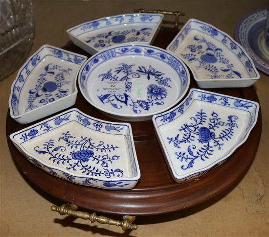 Mahogany 2 handled tray, a 6 dish part Meissen Onion pattern supper set